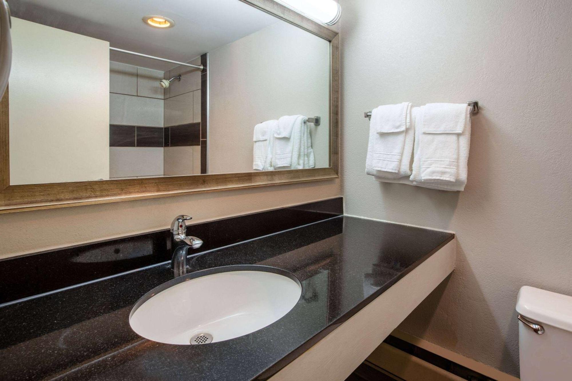 Motel Baymont By Wyndham Northwood Esterno foto