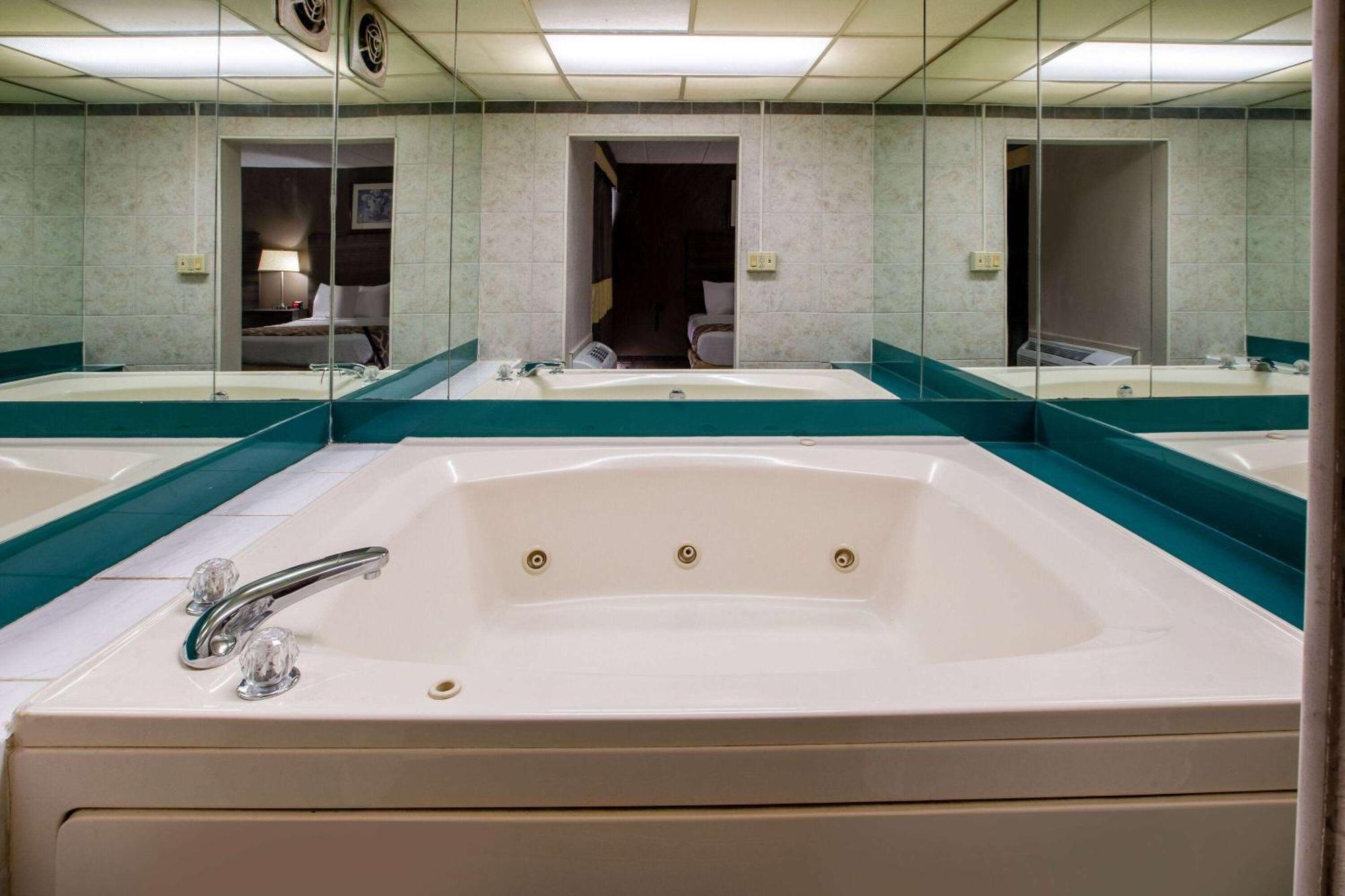 Motel Baymont By Wyndham Northwood Esterno foto