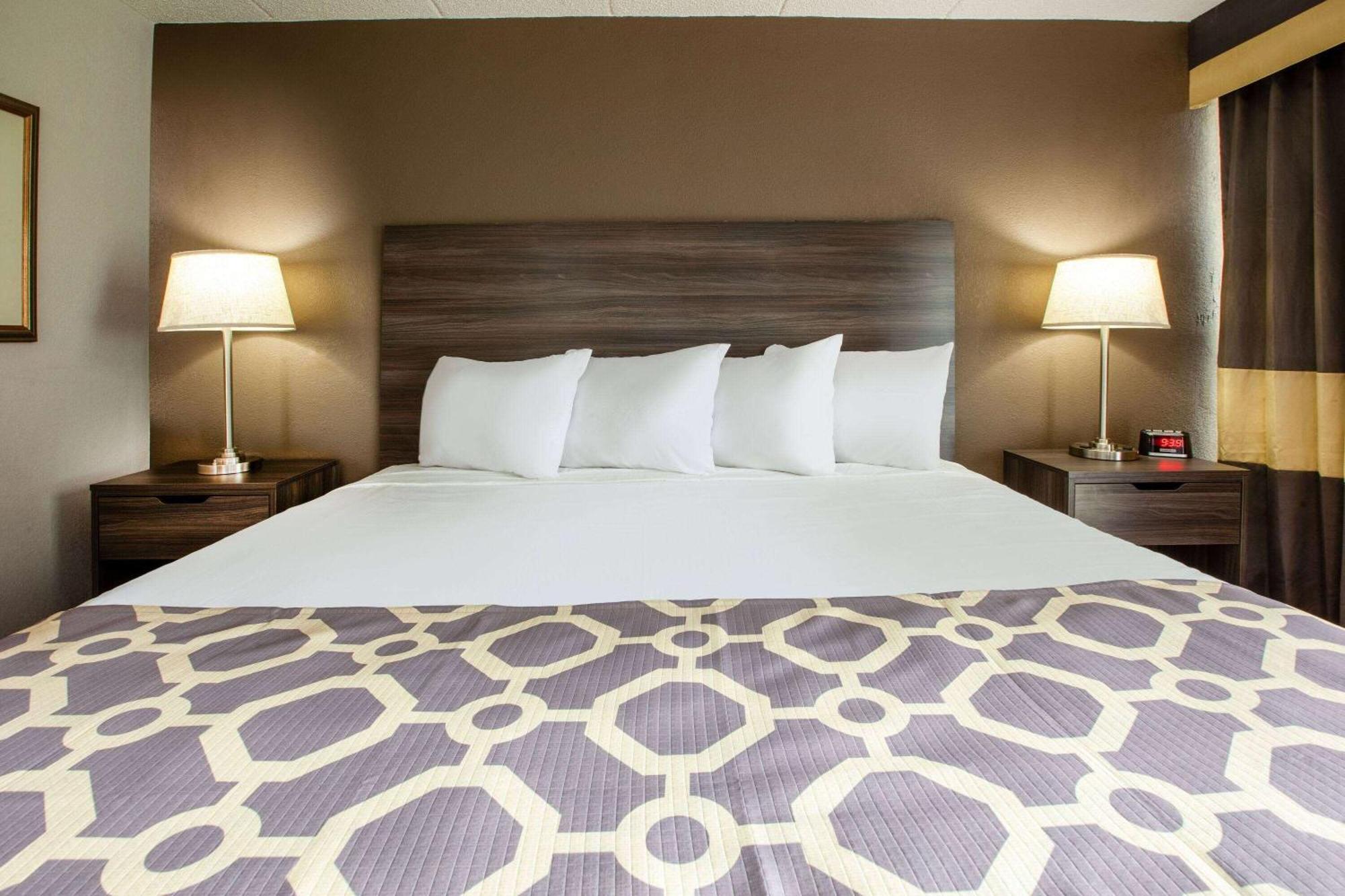 Motel Baymont By Wyndham Northwood Esterno foto
