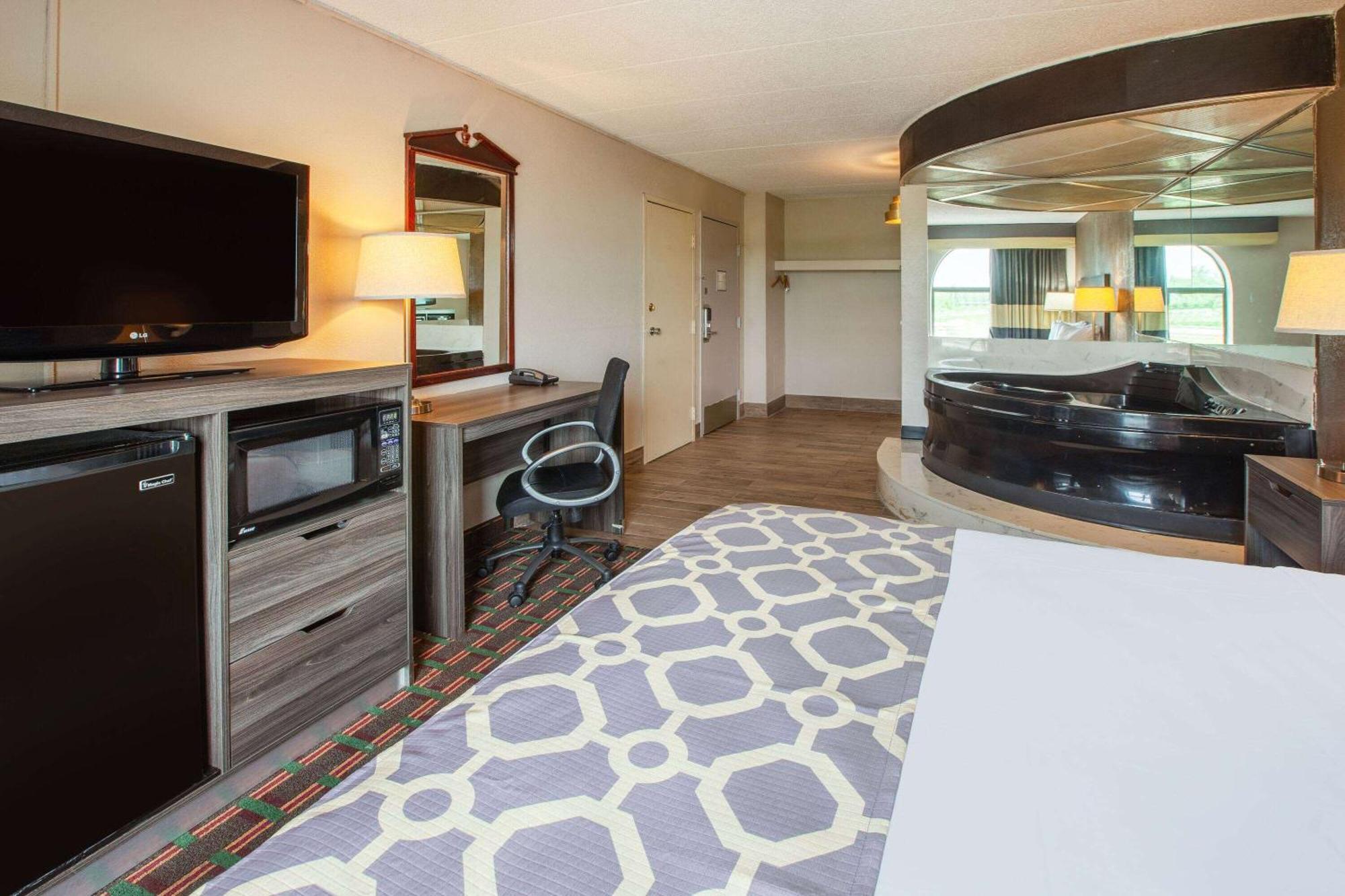 Motel Baymont By Wyndham Northwood Esterno foto